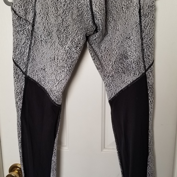 Lululemon pants with black panel - Picture 12 of 15
